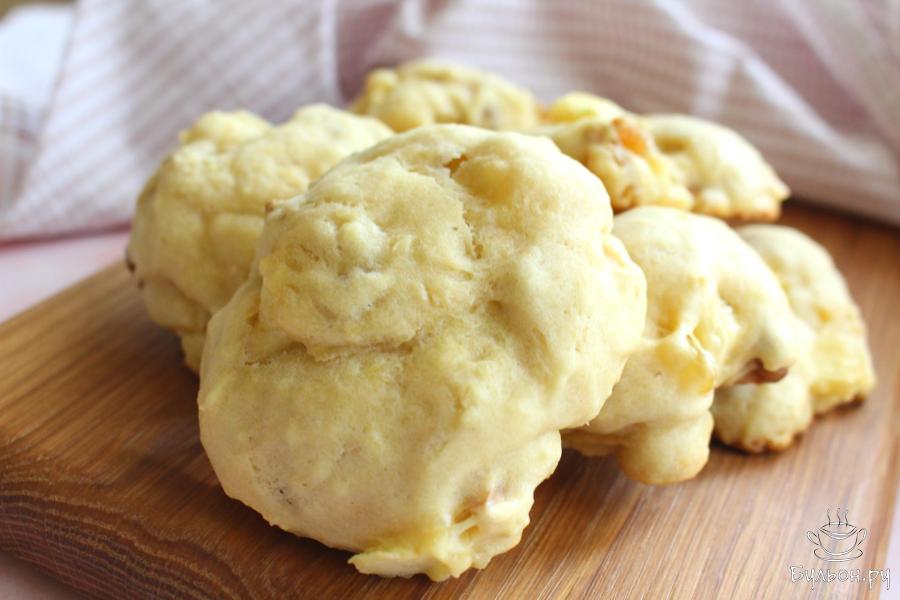 Мягкое печенье с яблоками, орехами и изюмом