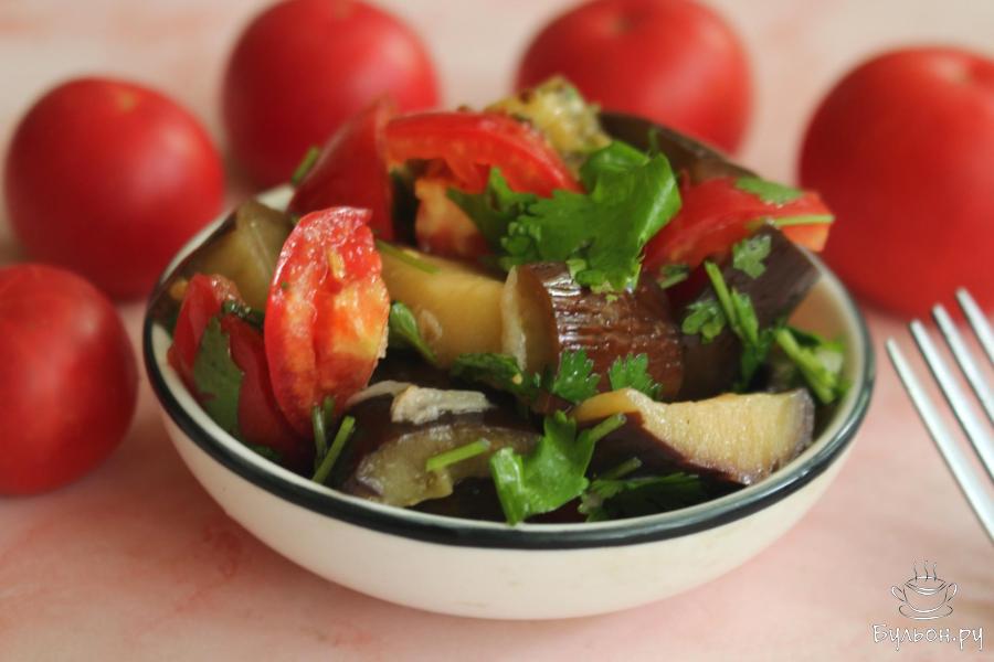 Вареные баклажаны с помидорами под лимонной заправкой