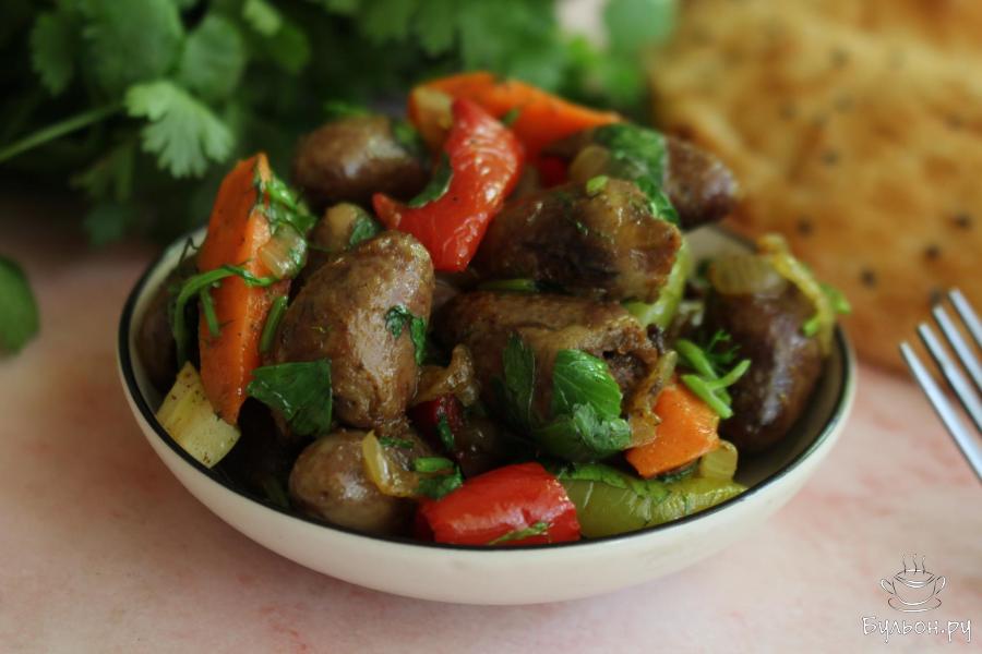 Жареные куриные сердечки с овощами в казане
