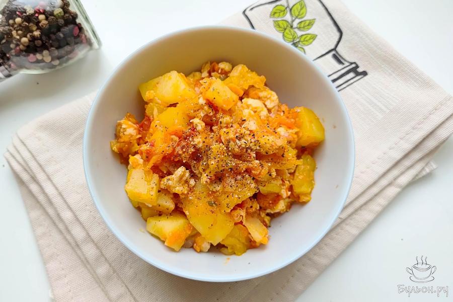 Рагу овощное с куриным фаршем на сковороде