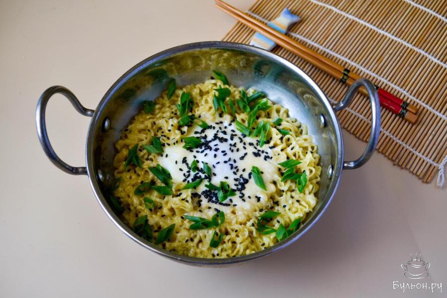 Рамен с яйцом и сыром