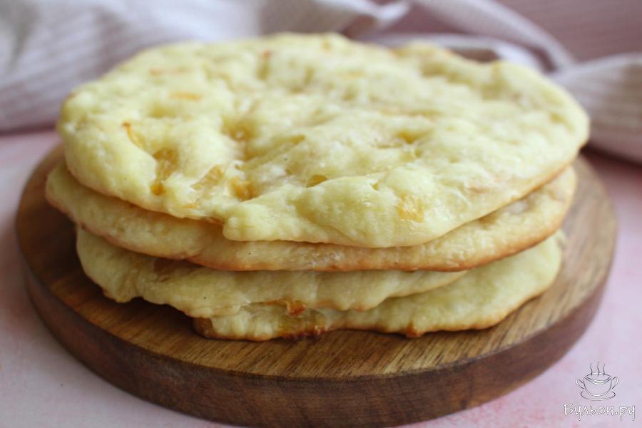 Дрожжевые лепешки с луком в духовке