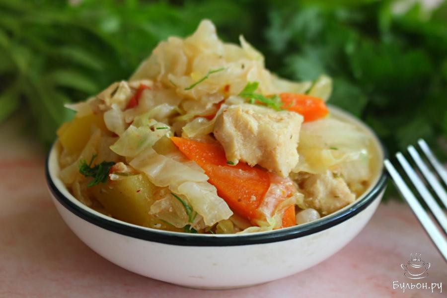 Тушеная картошка с курицей и капустой в казане