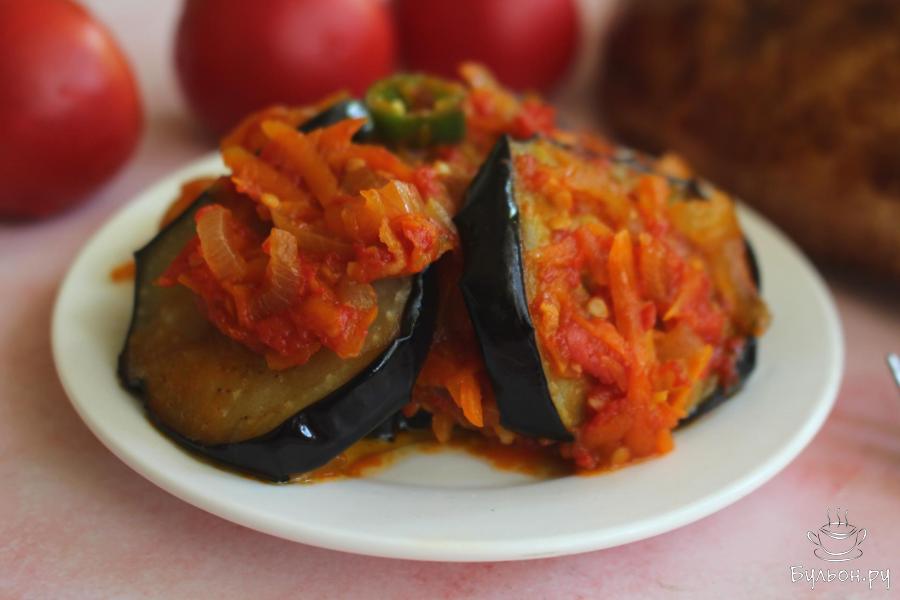 Острые жареные баклажаны с овощной зажаркой