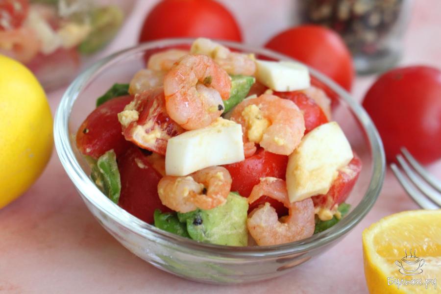 Салат с креветками, авокадо и помидорами