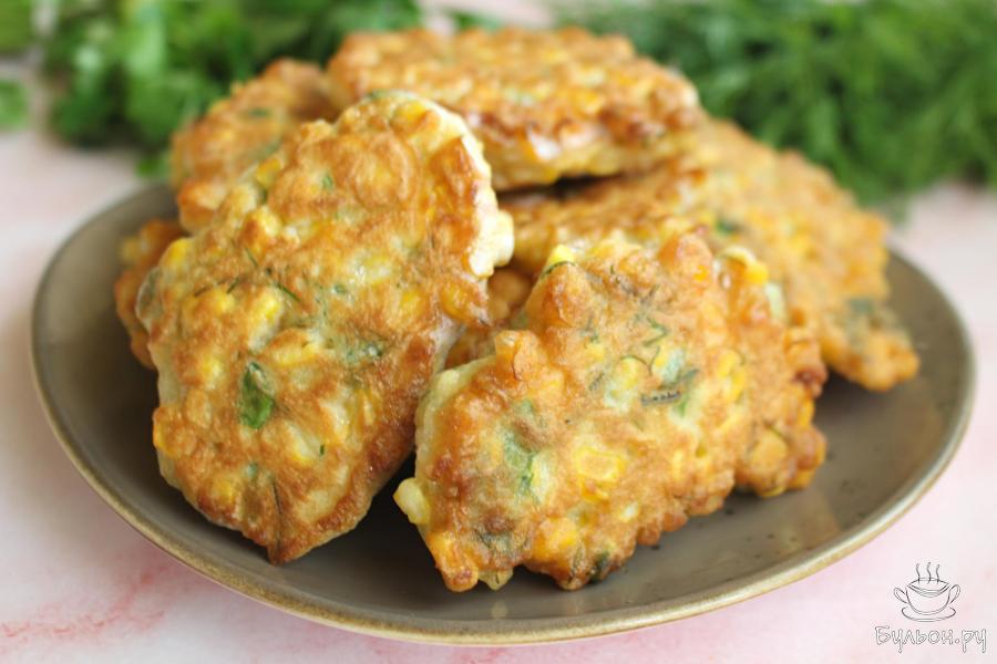 Оладьи из свежей кукурузы с зеленью