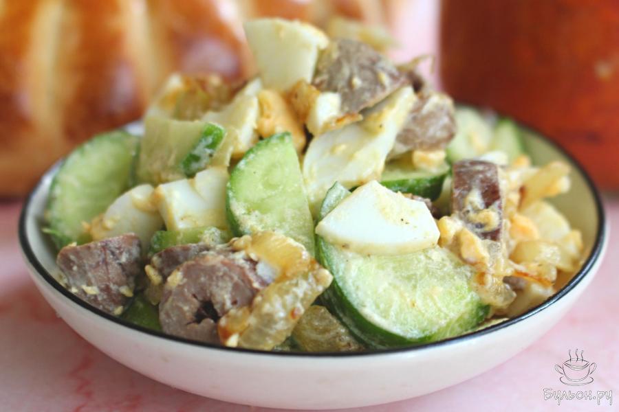 Салат с куриными сердечками, свежими огурцами и яйцом