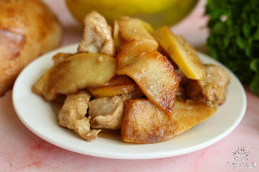 Куриная грудка с айвой на сковороде