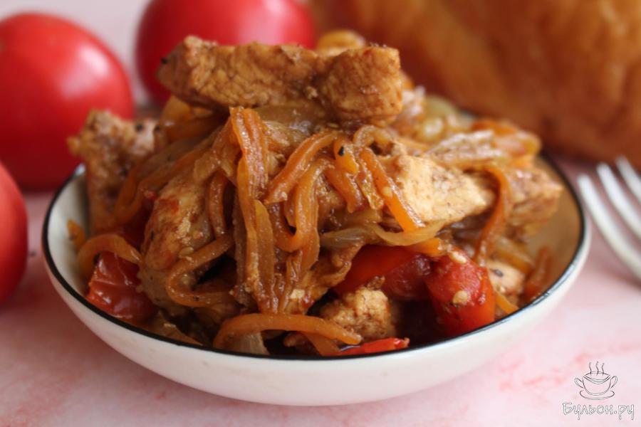 Тушеная куриная грудка с овощами и соевым соусом