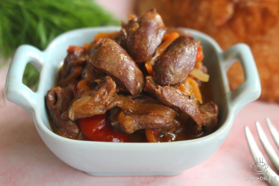 Куриные сердечки с овощами и соевым соусом в казане