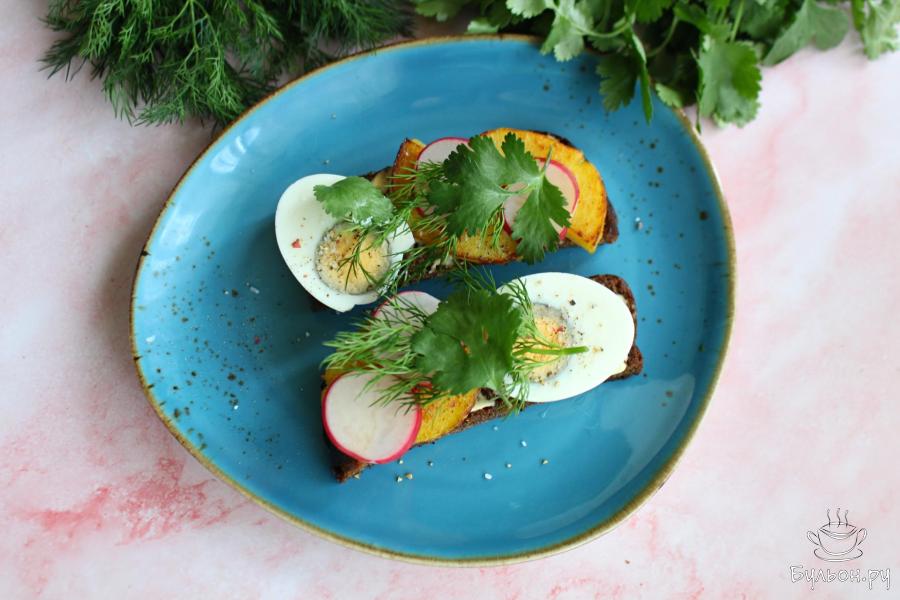 Бутерброды с жареной картошкой и вареным яйцом