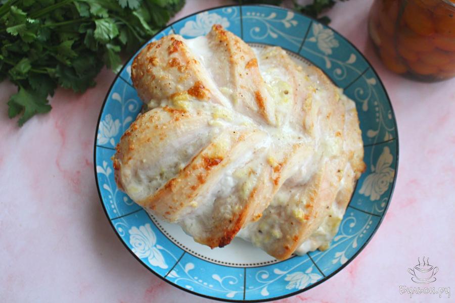 Запеченная грудка на кости в каймаке в духовке