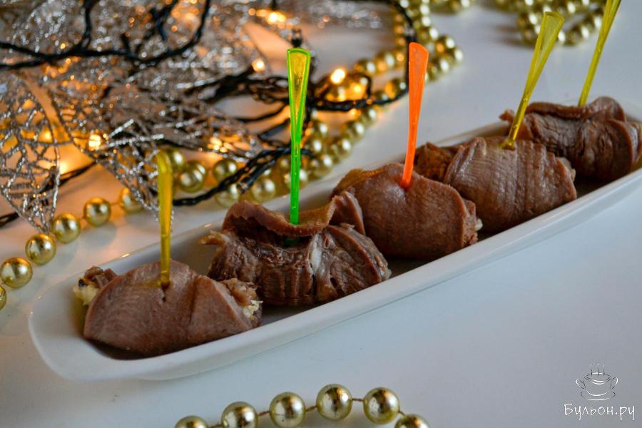 Рулетики из языка с сыром и чесноком (на Новогодний стол)