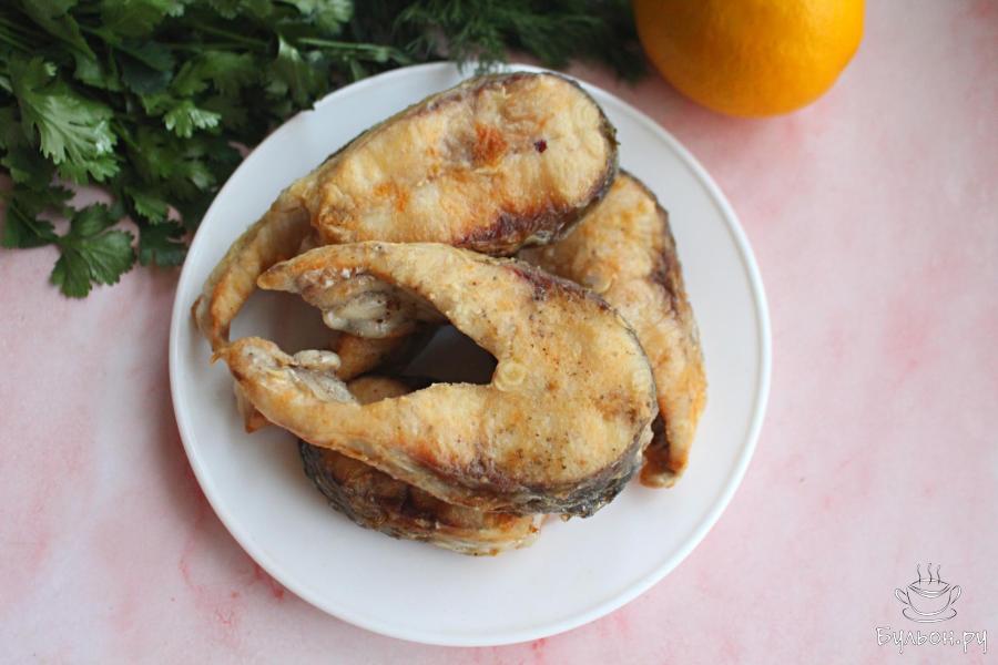 Жареный белый амур в муке на сковороде