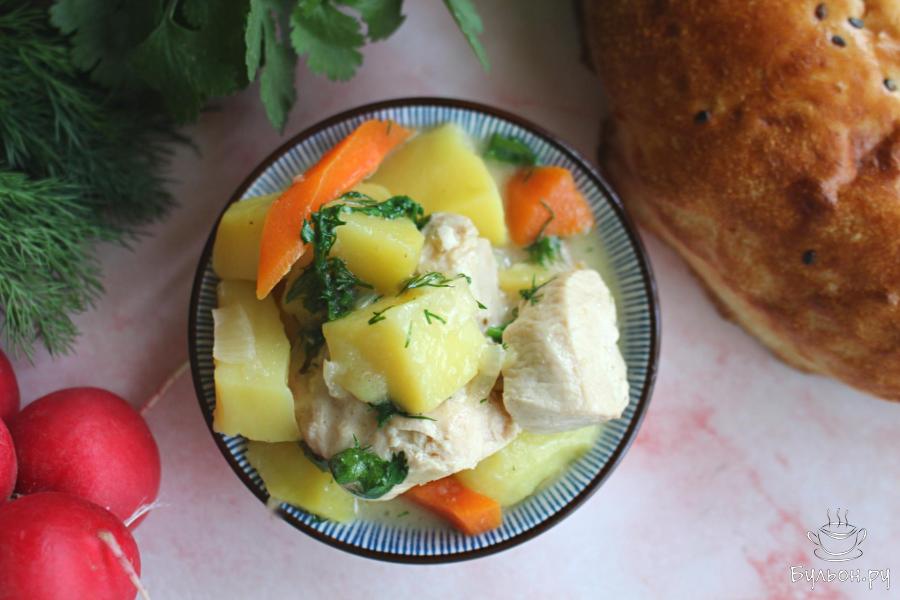 Тушеная картошка с куриной грудкой и каймаком в казане