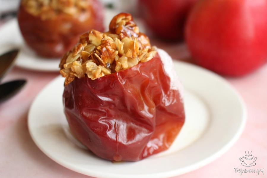 Запеченные яблоки с медом и овсяными хлопьями