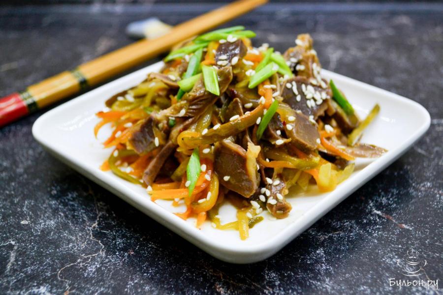 Салат из желудочков с маринованными огурцами