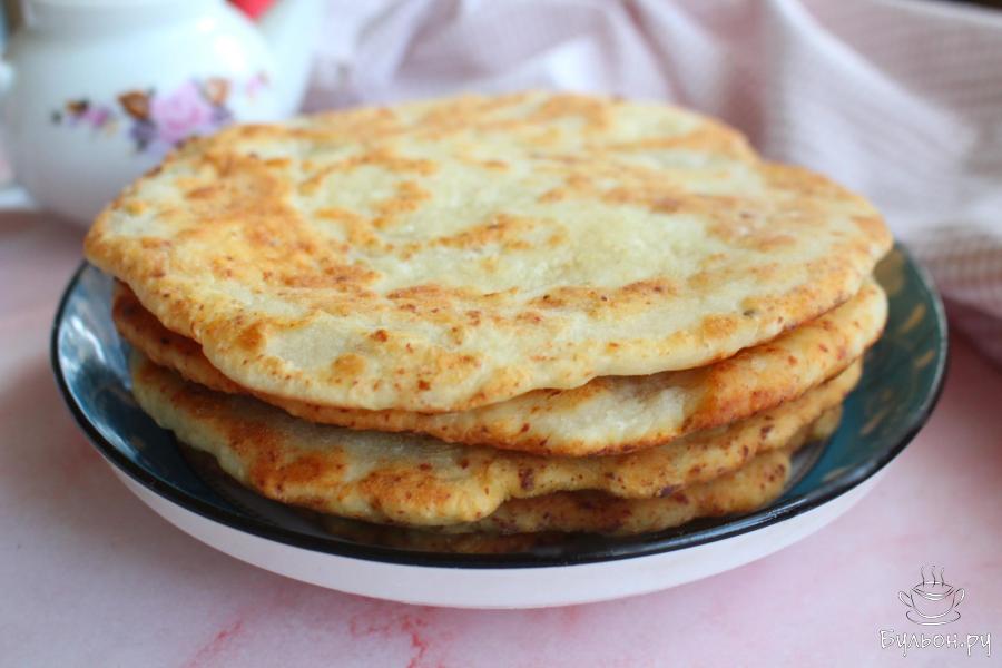 Лепешки с куриным мясом и луком на сковороде