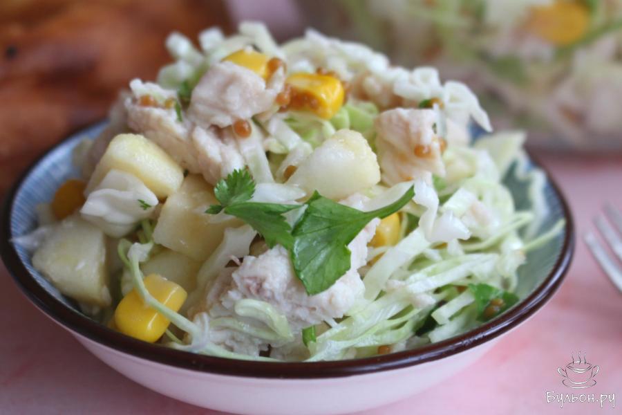 Салат из капусты с кукурузой и вареной куриной грудкой