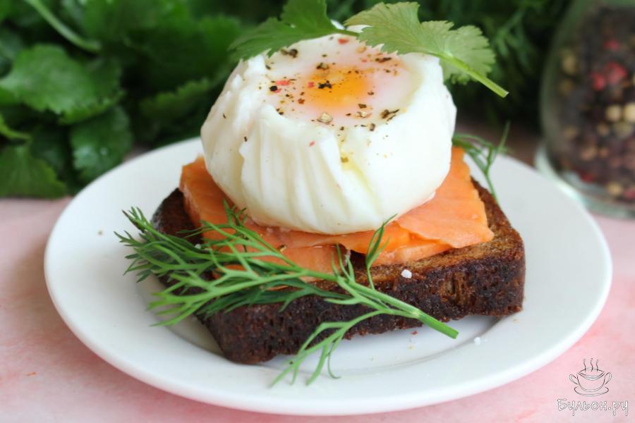 Тост из ржаного хлеба с красной рыбой и яйцом пашот