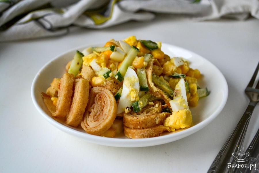 Салат с блинами, огурцами и яйцами