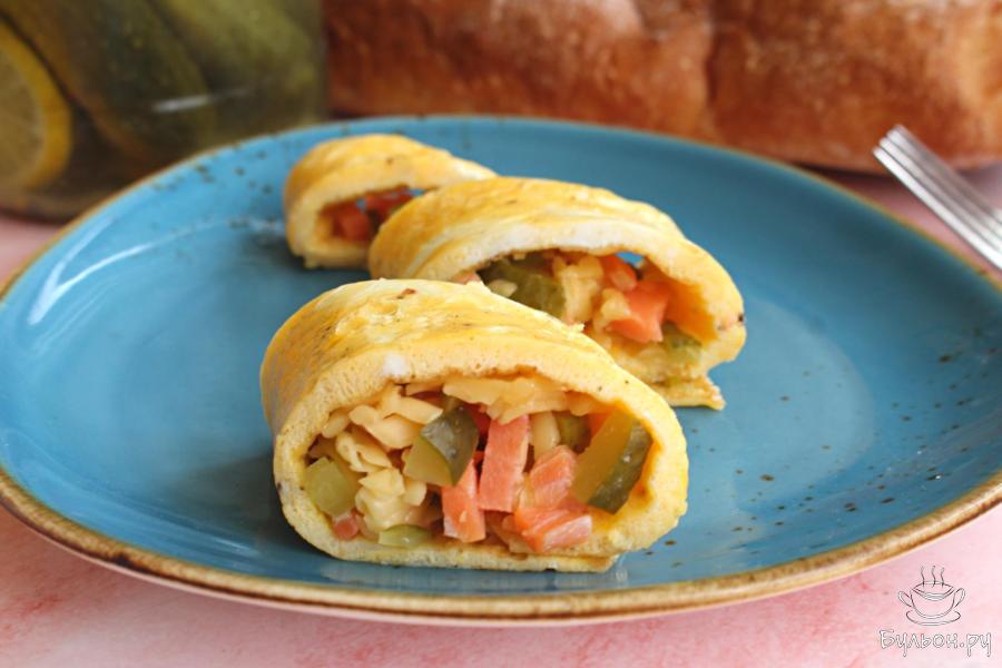 Яичный рулет с начинкой из красной рыбы и огурцов
