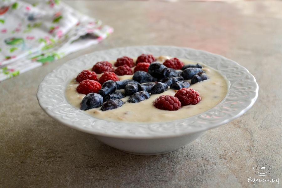 Смузи-боул с гранолой и ягодами