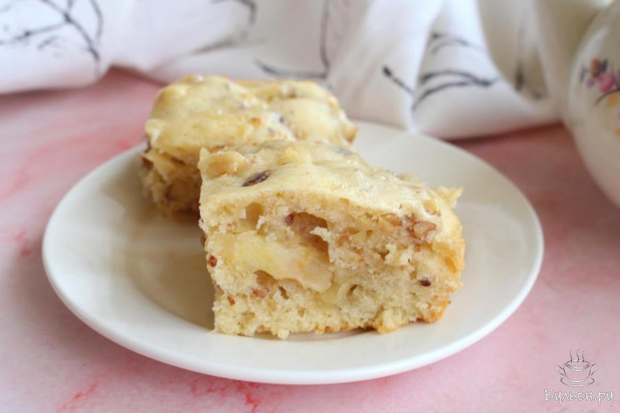 Медовый пирог с яблоками и орехами