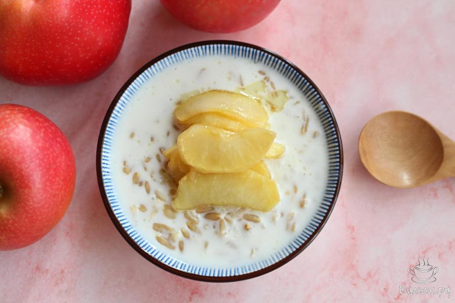 Овсянка из цельного зерна с тушеными яблоками