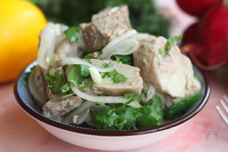 Закуска из вареной свинины с луком и зеленью