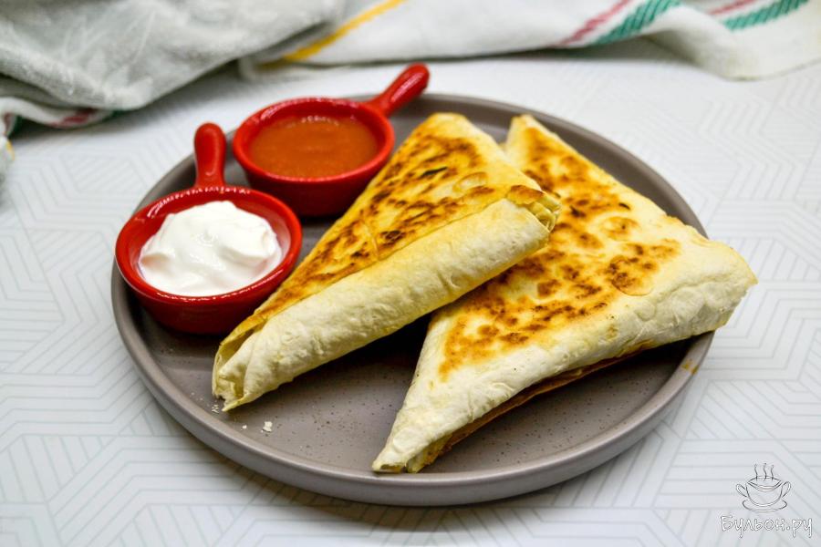 Треугольники из лаваша с тушеной капустой и курицей