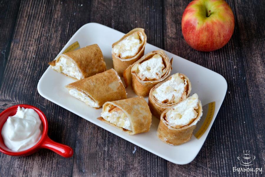 Блинные роллы с творогом и яблоком