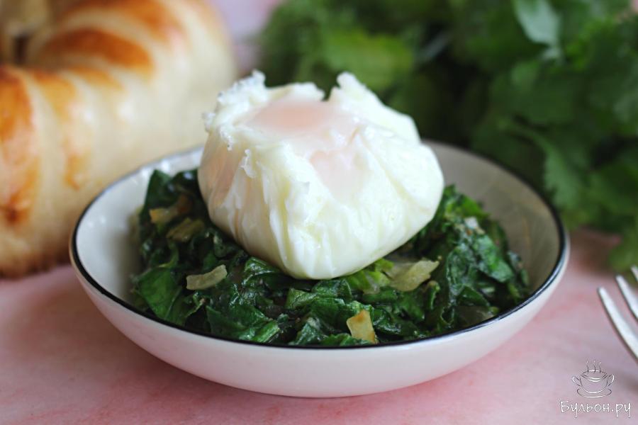 Тушеный шпинат с яйцом пашот