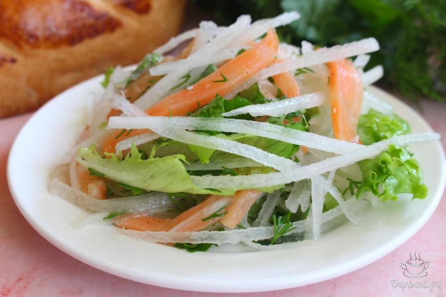 Салат из дайкона с красной рыбой и зеленью