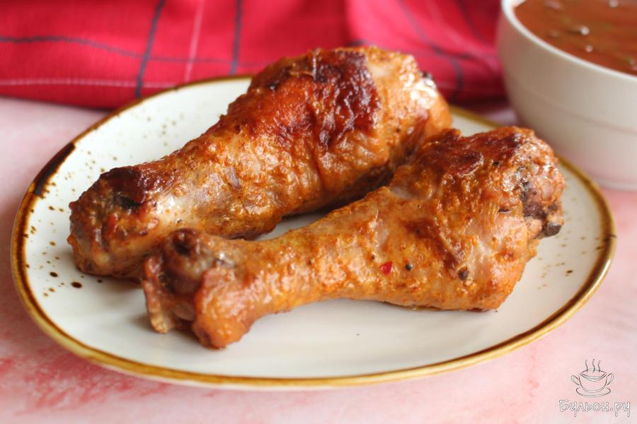 Румяные голени с чесноком на сковороде