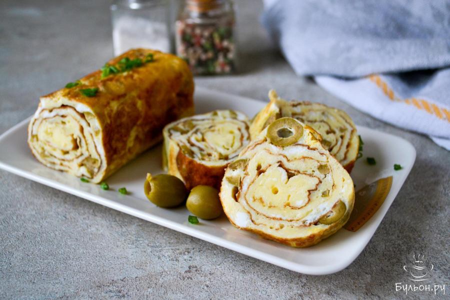 Яичный рулет с оливками на сковороде