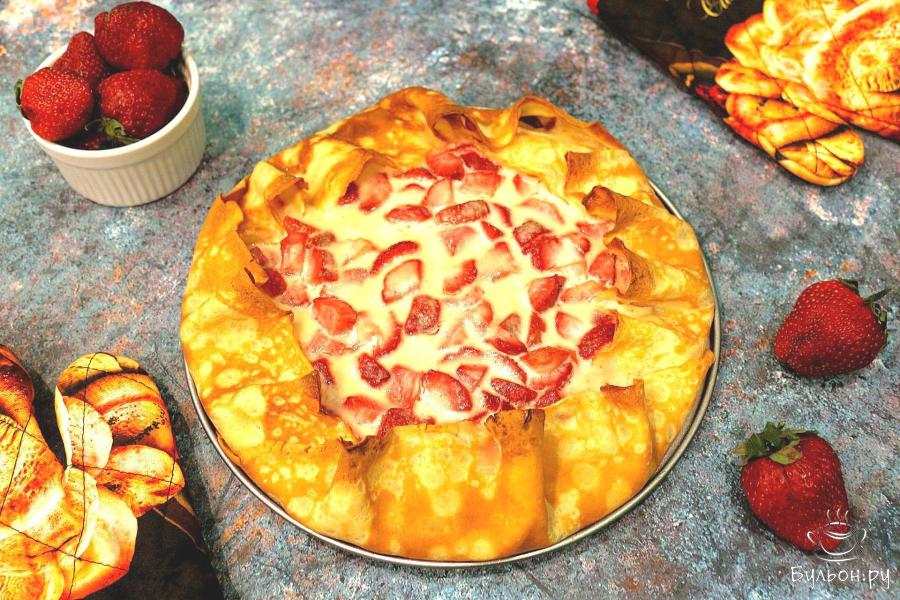 Блинная галета с клубникой и сметаной