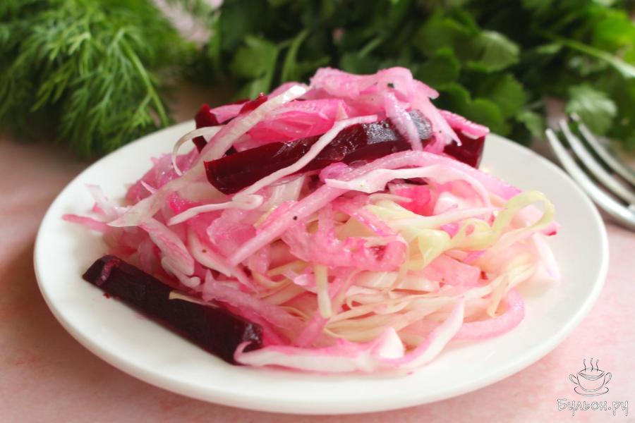 Салат из капусты с дайконом и вареной свеклой