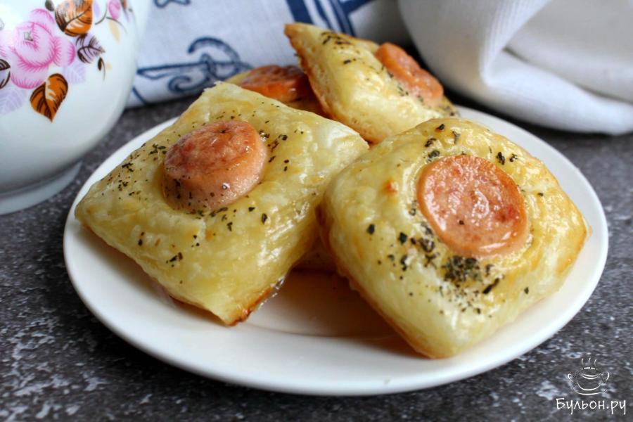 Слойки из готового теста с сосисками