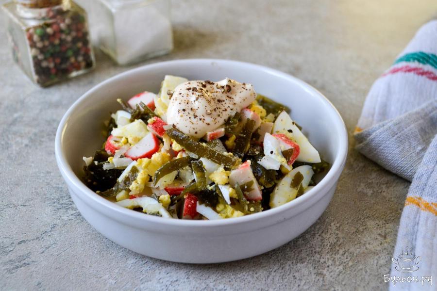 Салат из морской капусты с яйцом и крабовыми палочками