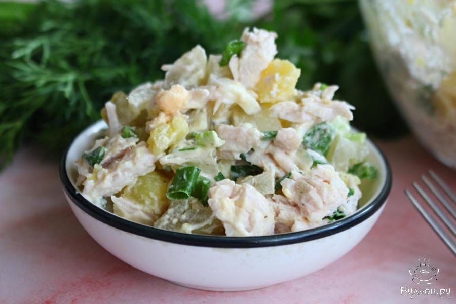 Салат с куриной грудкой, картошкой и зелеными помидорами