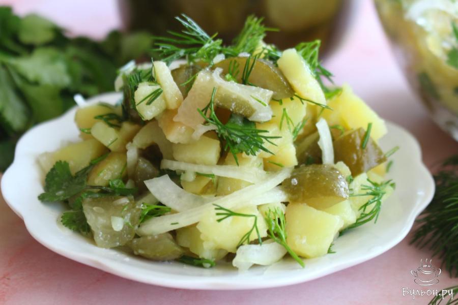 Постный салат с картошкой и солеными огурцами