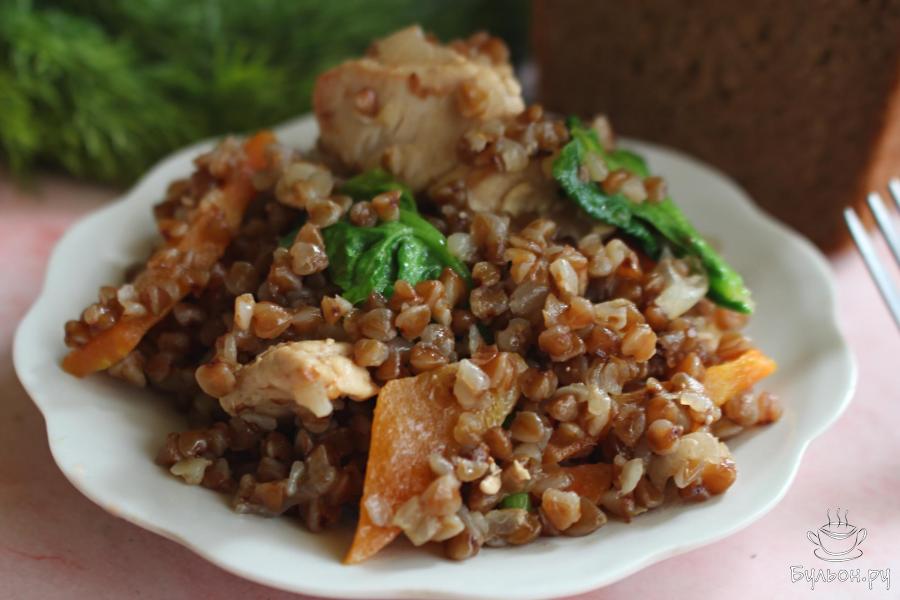 Гречка с куриной грудкой и шпинатом в казане
