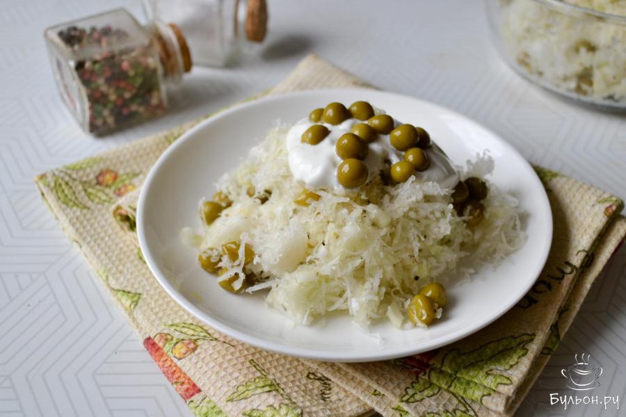 Салат из редьки с горошком и сметаной