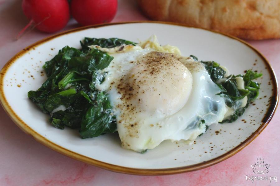 Яичница со шпинатом и сулугуни