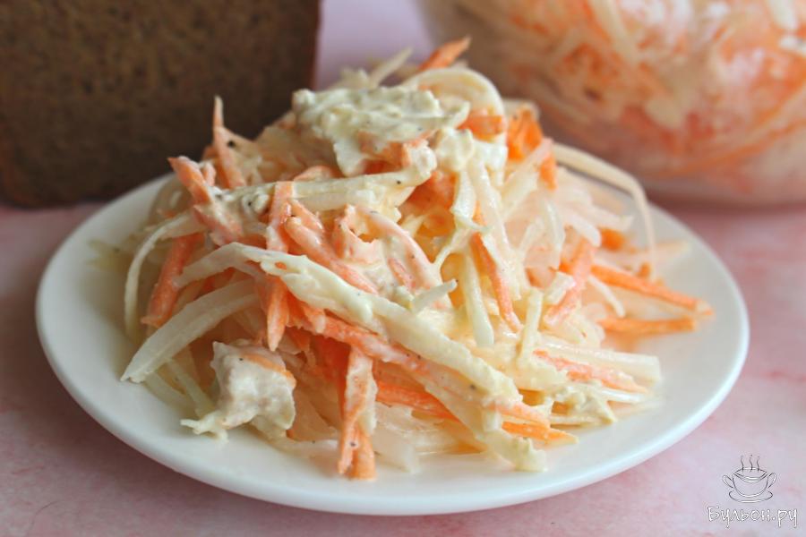 Салат из дайкона с морковью и вареной курицей