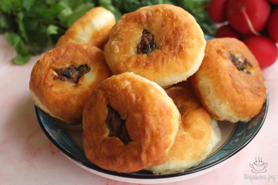 Беляши с говяжьим фаршем и зеленым луком