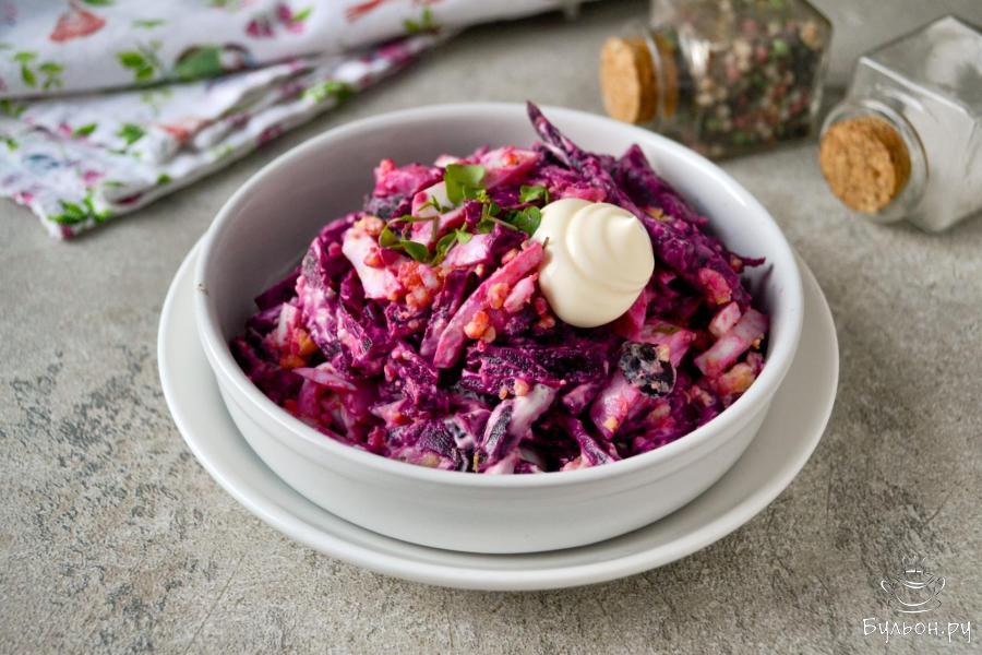 Салат из свеклы с черносливом и яйцами