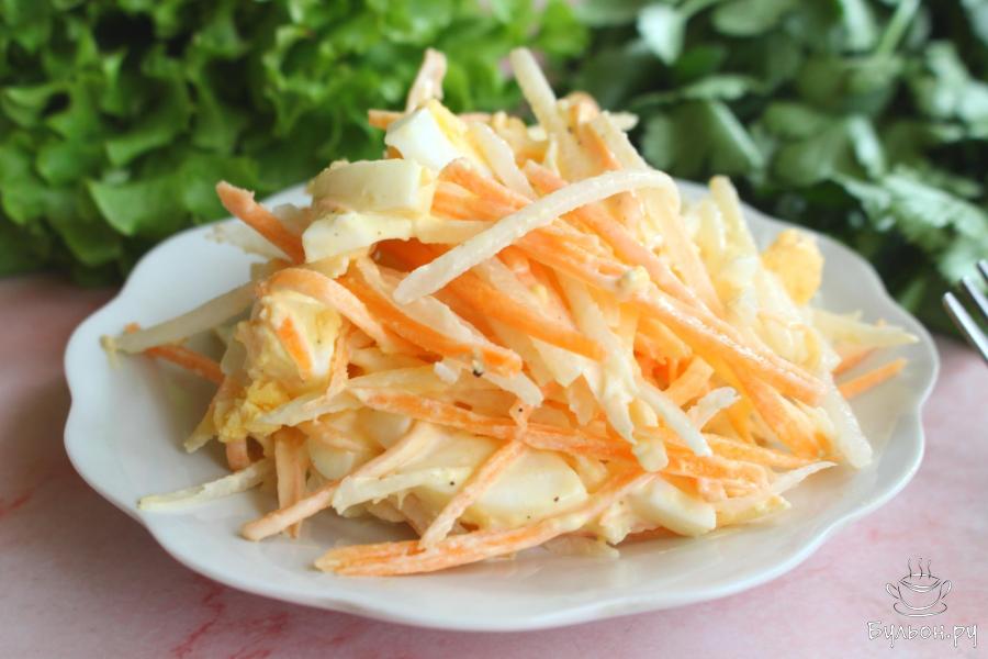 Салат из дайкона с морковью и вареными яйцами