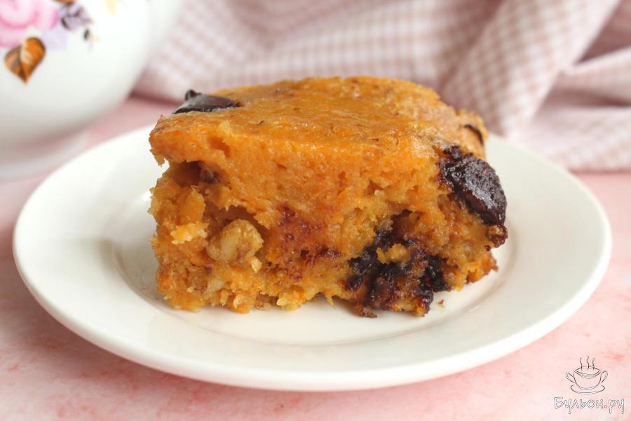 Тыквенный пирог с шоколадом и орехами